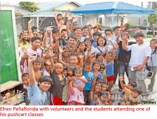 Efren Penaflorida with volunteers and the students attending one of his pushcart classes