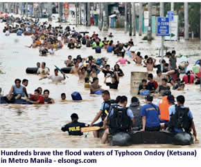 Hundreds brave the flood waters of Typhoon Ondoy (Ketsana) in Metro Manila