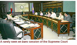 A rarely seen en banc session of the supreme court