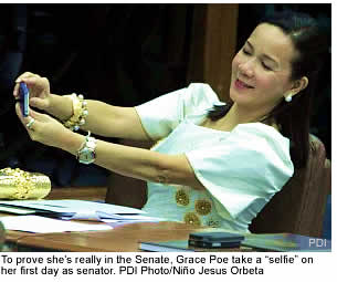 To prove she's really in the Senate, Grace Poe take a selfie on her first day as senator. PDI Photo/Nio Jesus Orbeta